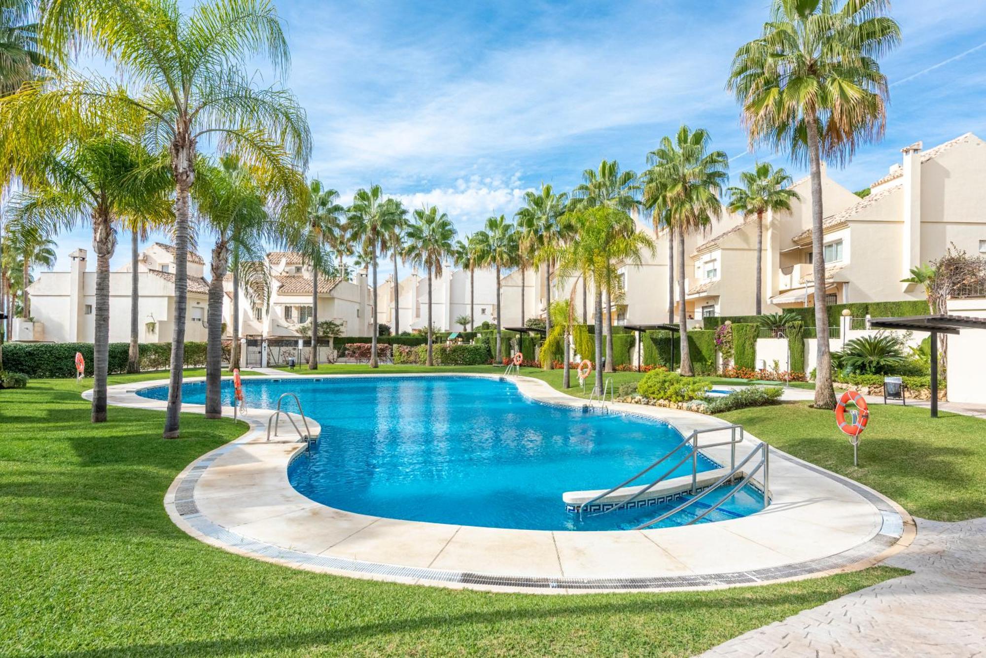 El Arenal Townhouse By The Beach With Swimming Pool - Eaw Homes Marbella Bagian luar foto